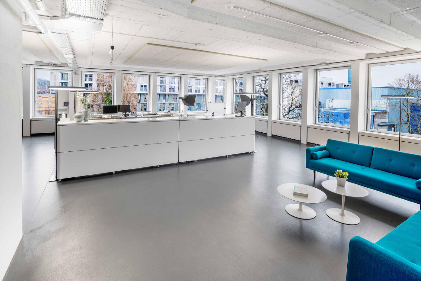 Lounge und empfang in einer bürogmeinschaft zu vermieten direkt bei der puls 5 bei der förrlibuckstrasse in zurich schweiz